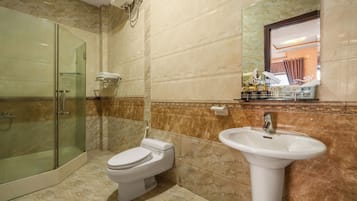 Deluxe-Vierbettzimmer | Badezimmer | Dusche, Regendusche, Haartrockner, Handtücher