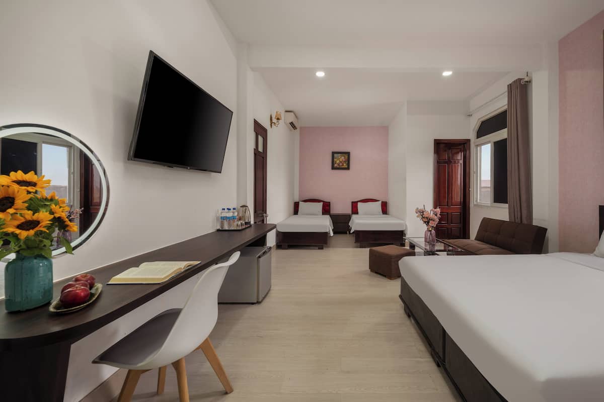 Kamar Quadruple Deluks | Isi minibar gratis, meja kerja, Wi-Fi gratis, dan seprai linen