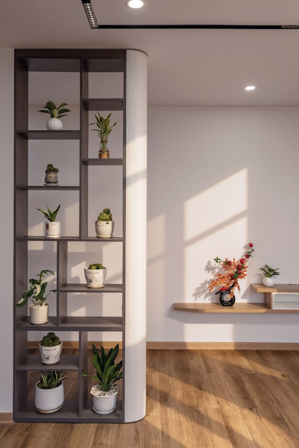 Artículos del minibar gratis, escritorio, wifi gratis y ropa de cama 