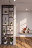 Artículos del minibar gratis, escritorio, wifi gratis y ropa de cama 