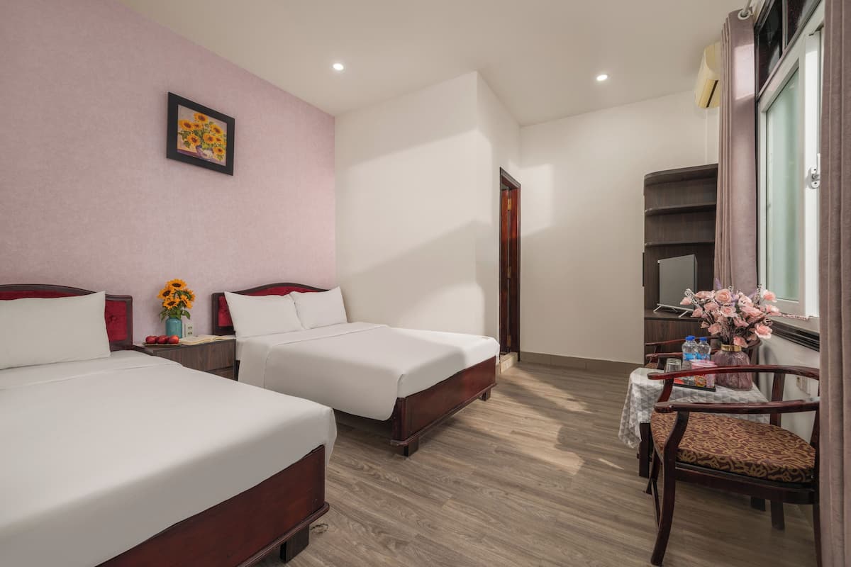 Kamar Triple Deluks | Isi minibar gratis, meja kerja, Wi-Fi gratis, dan seprai linen