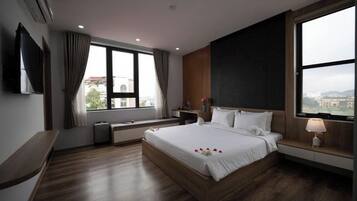 Free minibar items, desk, free WiFi, bed sheets