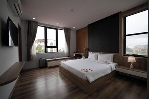 Free minibar items, desk, free WiFi, bed sheets - KLY HOTEL (Hue)