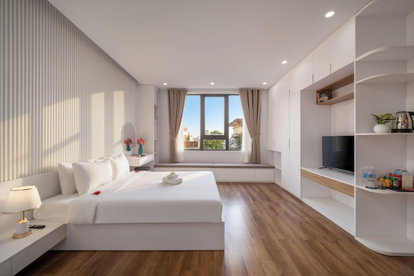 Free minibar items, desk, free WiFi, bed sheets