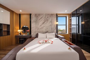 Free minibar items, desk, free WiFi, bed sheets - KLY HOTEL (Hue)