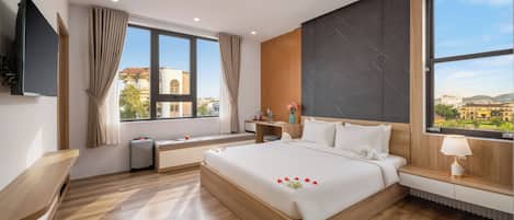 Free minibar items, desk, free WiFi, bed sheets