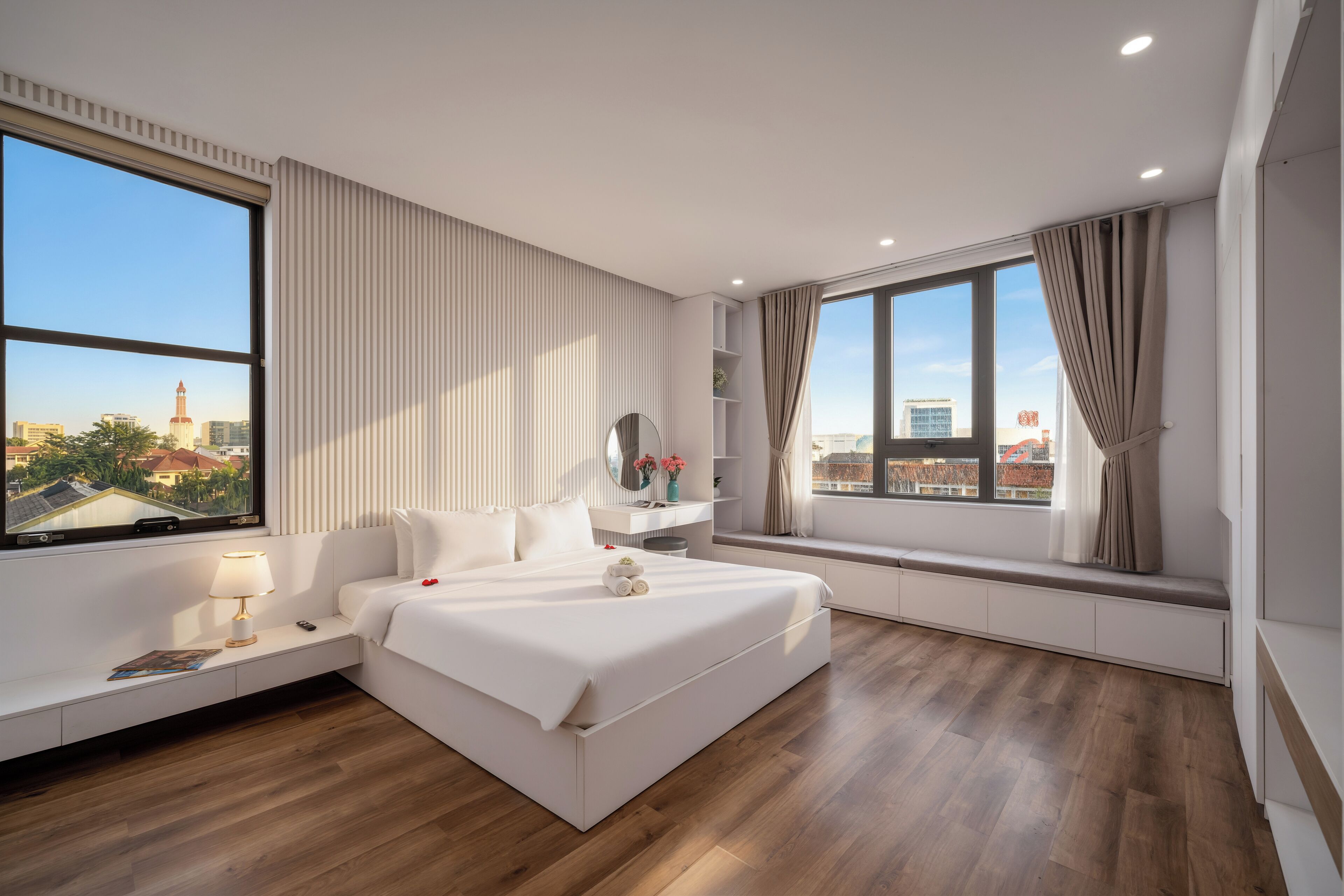 Free minibar items, desk, free WiFi, bed sheets