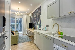 Réfrigérateur, four, plaque de cuisson