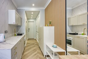 Frigorifero, forno, piano cottura, pentole/stoviglie/utensili