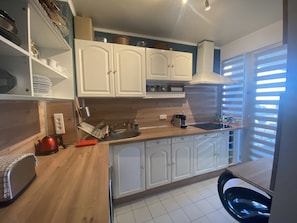 Køleskab, mikrobølgeovn, kogeplade, opvaskemaskine