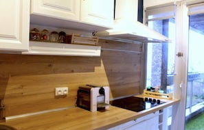 Fridge, microwave, stovetop, dishwasher
