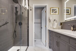 Maison | Salle de bain | Ensemble baignoire-douche, serviettes fournies, savon, shampooing