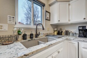 Huis | Privékeuken | Een koelkast, een microgolfoven, een oven, een vaatwasser