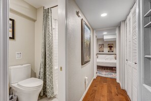 独立别墅 | 浴室 | 淋浴/盆浴组合、毛巾、肥皂、洗发水