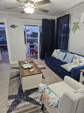 Smart TV, fireplace - Beachy 1-Bedroom Getaway in Cape Coral – 20 Mins to Sanibel & Fort Myers Beach! (Cape Coral)