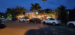 Property grounds - Beachy 1-Bedroom Getaway in Cape Coral – 20 Mins to Sanibel & Fort Myers Beach! (Cape Coral)