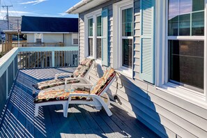 Terrace/patio - Top-floor retreat with well-equipped kitchen, internet, balcony, W/D, & AC (North Myrtle Beach)