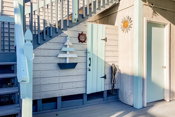 Exterior detail - Top-floor retreat with well-equipped kitchen, internet, balcony, W/D, & AC (North Myrtle Beach)