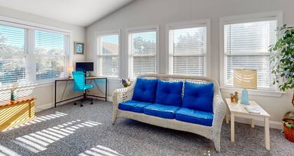 Island home with a shared pool, open layout, balcony, & AC - dog-friendly