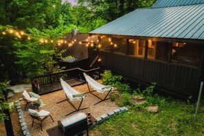 Terrace/patio - New Hot Tub, Hammocks, Pet Friendly, Romantic Honeymoon Mountain Getaway (Pigeon Forge)