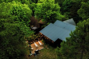 Property grounds - New Hot Tub, Hammocks, Pet Friendly, Romantic Honeymoon Mountain Getaway (Pigeon Forge)