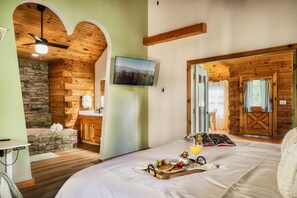 1 bedroom, desk, iron/ironing board, travel crib - New Hot Tub, Hammocks, Pet Friendly, Romantic Honeymoon Mountain Getaway (Pigeon Forge)