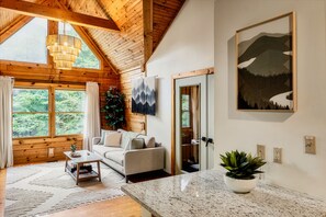 Smart TV, fireplace, books, computer monitors - New Hot Tub, Hammocks, Pet Friendly, Romantic Honeymoon Mountain Getaway (Pigeon Forge)