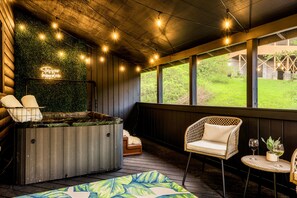 Spa - New Hot Tub, Hammocks, Pet Friendly, Romantic Honeymoon Mountain Getaway (Pigeon Forge)