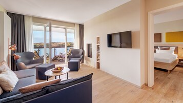 Sandburg Suite | Memory foam beds, in-room safe, desk, laptop workspace