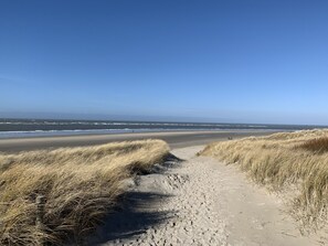On the beach, white sand - Strandhotel Sandburg (Langeoog)