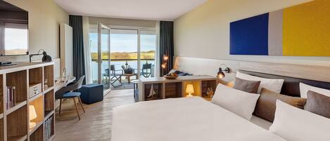 Studio suite | Bedden met traagschuimmatrassen, een kluis op de kamer, een bureau