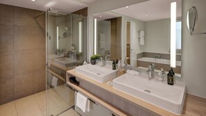 Sandburg Suite | Bad | Designertoalettartikler, hårføner, badekåper og tøfler