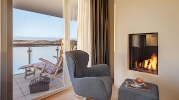 Sandburg Suite | Memory foam beds, in-room safe, desk, laptop workspace