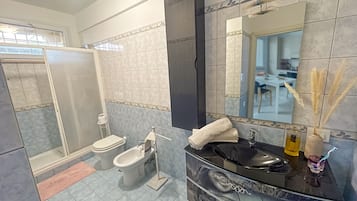 Dusche, Haartrockner, Bidet, Handtücher
