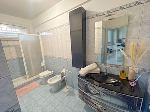 Douche, sèche-cheveux, bidet, serviettes fournies