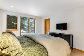 4 bedrooms, iron/ironing board, Internet, bed sheets - Modern mountain hideaway with private hot tub, gas fireplace, balcony, & grill (Vail)