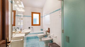 Casa estándar, varias habitaciones, 2 baños (Casa Acone In Mugello - Near Florence) | Baño | Ducha y bañera combinadas, secador de pelo, bidé y toallas