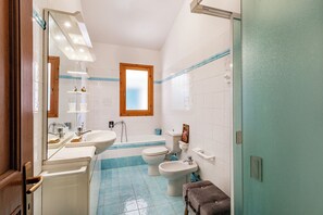 Standard-Haus, Mehrere Schlafzimmer, 2 Bäder, Bergseite (Casa Acone In Mugello - Near Florence) | Badezimmer