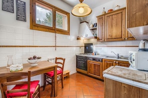 Standard House, 3 Bedrooms, 2 Bathrooms, Mountainside (Casa Acone In Mugello - Near Florence) | Dapur peribadi | Peti sejuk, ketuhar gelombang mikro, ketuhar, dapur