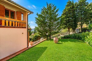 Standard-Haus, Mehrere Schlafzimmer, 2 Bäder, Bergseite (Casa Acone In Mugello - Near Florence) | Unterkunftsgelände