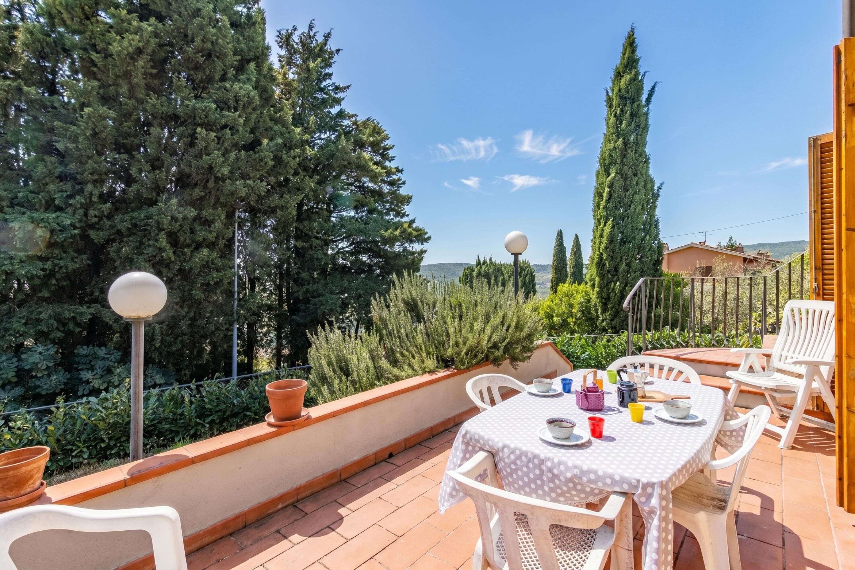 Hus Standard - flera sovrum - 2 badrum - intill bergen (Casa Acone In Mugello - Near Florence) | Restaurang utomhus