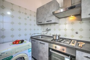 Standard-Apartment, 2 Schlafzimmer (Bel Mare Apartment 200m from beach) | Eigene Küche | Kühlschrank, Ofen, Herdplatte, Wasserkocher mit Kaffee-/Teezubehör