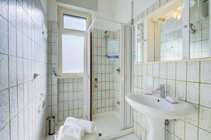 스탠다드 아파트, 침실 2개 (Bel Mare Apartment 200m from beach) | 욕실 | 샤워 시설, 헤어드라이어, 비데, 타월
