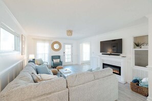 Smart TV, fireplace, books - New! Close to Beach w Hot Tub! (Carolina Beach)