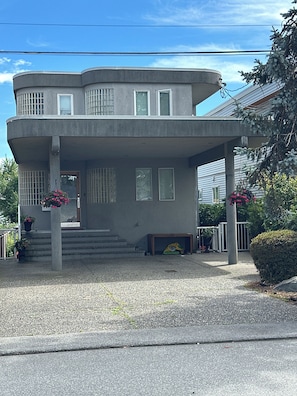 Exterior - Cozy Bright 2 BR White Rock ground level basement suite near the beach. (White Rock)