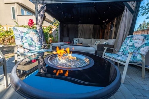 Cozy Bright 2 BR White Rock ground level basement suite near the beach.