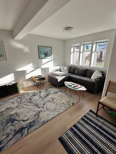 Cozy Bright 2 BR White Rock ground level basement suite near the beach.