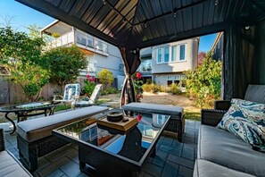 Terrace/patio - Cozy Bright 2 BR White Rock ground level basement suite near the beach. (White Rock)