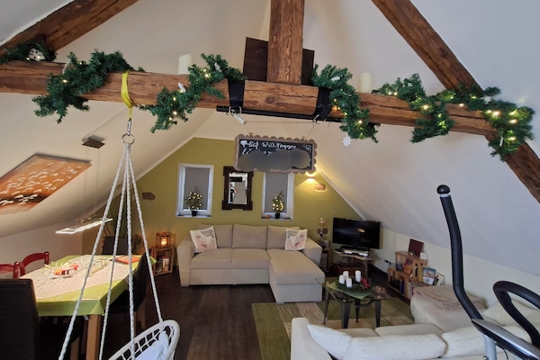 Una televisión, libros, una biblioteca de música, un reproductor estéreo