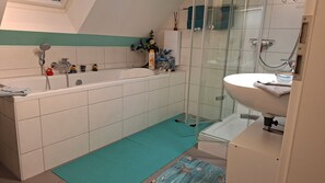 Asciugacapelli, asciugamani, sapone, shampoo